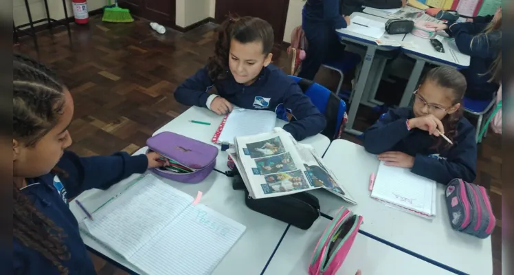 Os alunos exploraram o jornal em sala de aula e baseados em um dos conteúdos criaram suas próprias poesias sobre a cidade de Ponta grossa