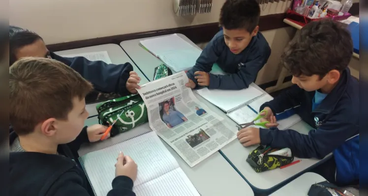 Os alunos exploraram o jornal em sala de aula e baseados em um dos conteúdos criaram suas próprias poesias sobre a cidade de Ponta grossa