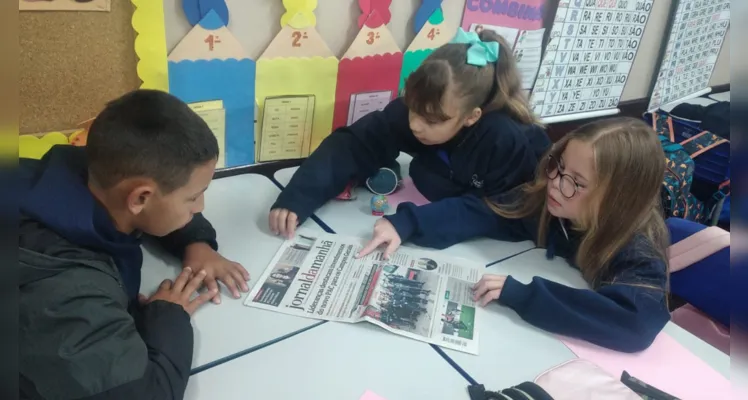 Os alunos exploraram o jornal em sala de aula e baseados em um dos conteúdos criaram suas próprias poesias sobre a cidade de Ponta grossa