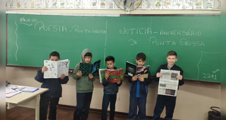 Os alunos exploraram o jornal em sala de aula e baseados em um dos conteúdos criaram suas próprias poesias sobre a cidade de Ponta grossa