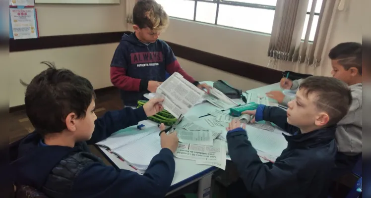 Os alunos exploraram o jornal em sala de aula e baseados em um dos conteúdos criaram suas próprias poesias sobre a cidade de Ponta grossa