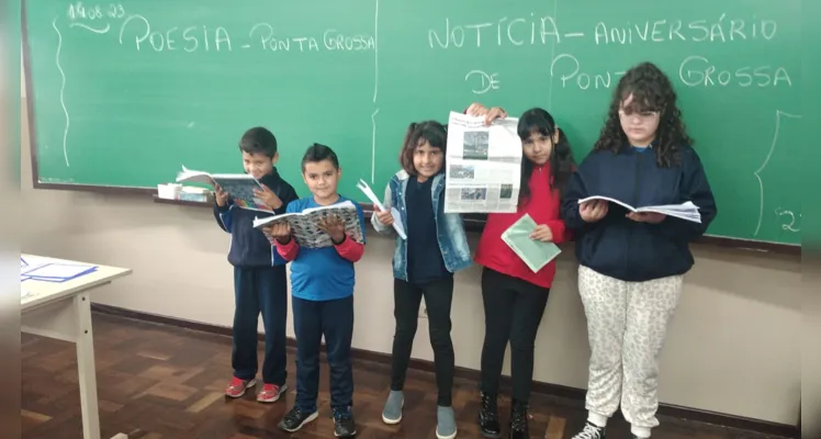 Os alunos exploraram o jornal em sala de aula e baseados em um dos conteúdos criaram suas próprias poesias sobre a cidade de Ponta grossa