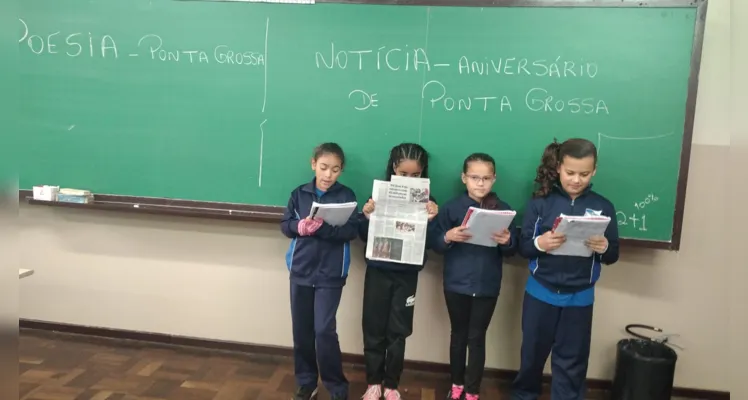 Os alunos exploraram o jornal em sala de aula e baseados em um dos conteúdos criaram suas próprias poesias sobre a cidade de Ponta grossa