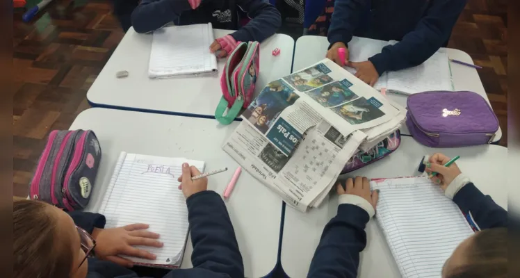Os alunos exploraram o jornal em sala de aula e baseados em um dos conteúdos criaram suas próprias poesias sobre a cidade de Ponta grossa