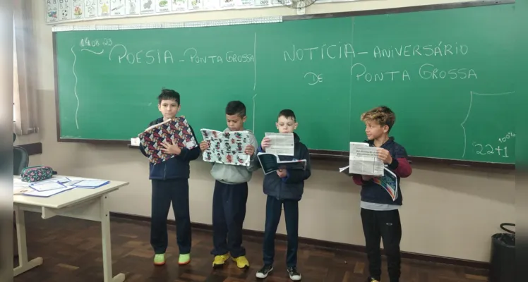 Os alunos exploraram o jornal em sala de aula e baseados em um dos conteúdos criaram suas próprias poesias sobre a cidade de Ponta grossa