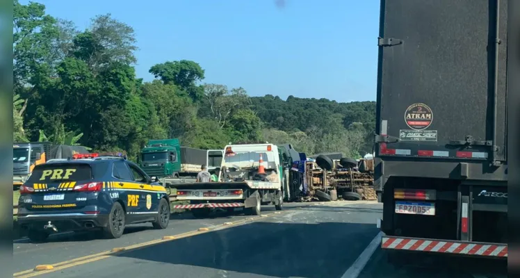 Um caminhão tombou na manhã desta quinta-feira (21) na BR-376, entre Imbaú e Tibagi
