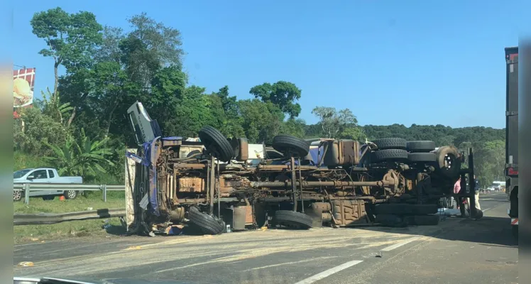Um caminhão tombou na manhã desta quinta-feira (21) na BR-376, entre Imbaú e Tibagi