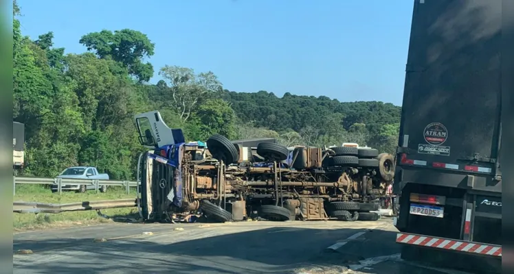 Um caminhão tombou na manhã desta quinta-feira (21) na BR-376, entre Imbaú e Tibagi