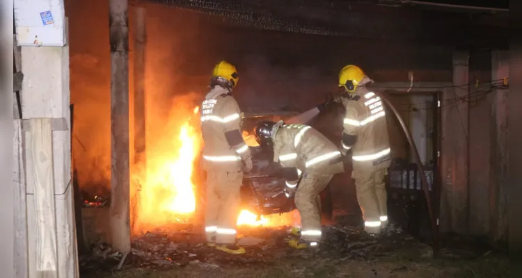 Incêndio aconteceu por volta das 04h30 desta terça-feira (19), no bairro de Uvaranas, em Ponta Grossa 