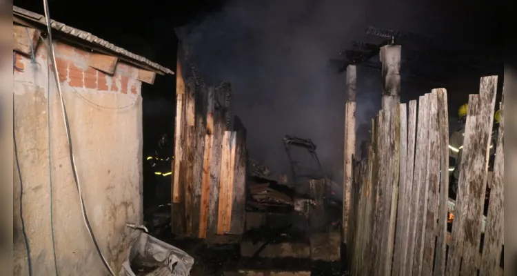 Incêndio aconteceu por volta das 04h30 desta terça-feira (19), no bairro de Uvaranas, em Ponta Grossa 