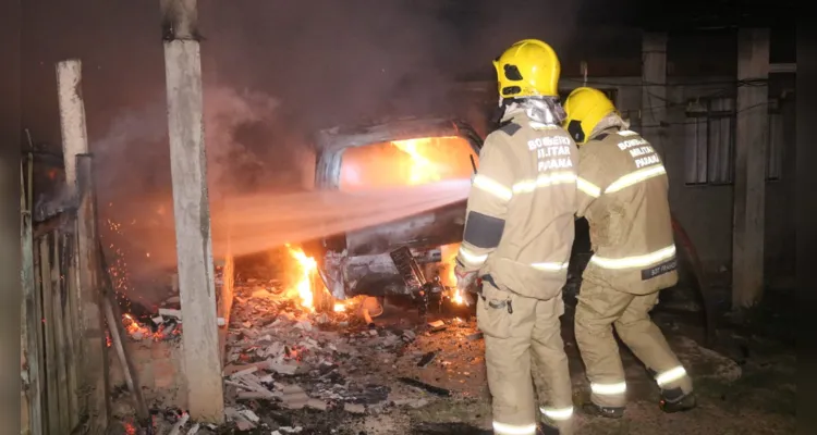 Incêndio aconteceu por volta das 04h30 desta terça-feira (19), no bairro de Uvaranas, em Ponta Grossa 
