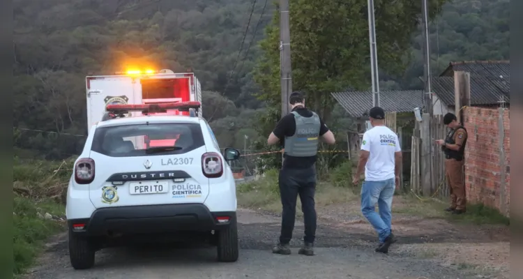 Incêndio aconteceu por volta das 04h30 desta terça-feira (19), no bairro de Uvaranas, em Ponta Grossa 