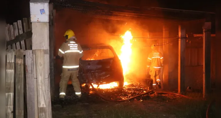 Incêndio aconteceu por volta das 04h30 desta terça-feira (19), no bairro de Uvaranas, em Ponta Grossa 