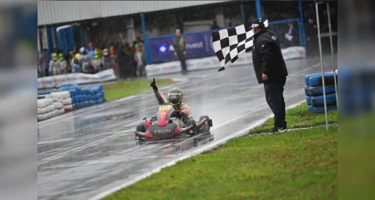 Bernardo Kluppel Gubert. tem sete anos e já faz história no kart