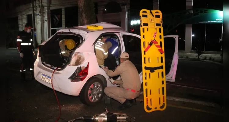 A colisão aconteceu por volta das 04h30, na avenida Visconde de Mauá, em Oficinas, próximo da agência dos Correios, em Ponta Grossa