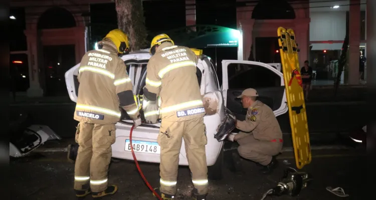 A colisão aconteceu por volta das 04h30, na avenida Visconde de Mauá, em Oficinas, próximo da agência dos Correios, em Ponta Grossa