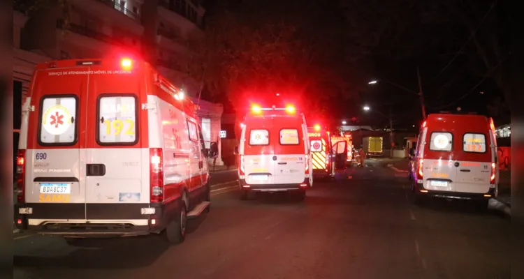 A colisão aconteceu por volta das 04h30, na avenida Visconde de Mauá, em Oficinas, próximo da agência dos Correios, em Ponta Grossa