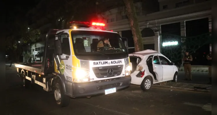 A colisão aconteceu por volta das 04h30, na avenida Visconde de Mauá, em Oficinas, próximo da agência dos Correios, em Ponta Grossa