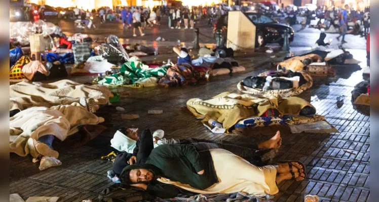 Moradores dormem em uma praça em Marrakesh
