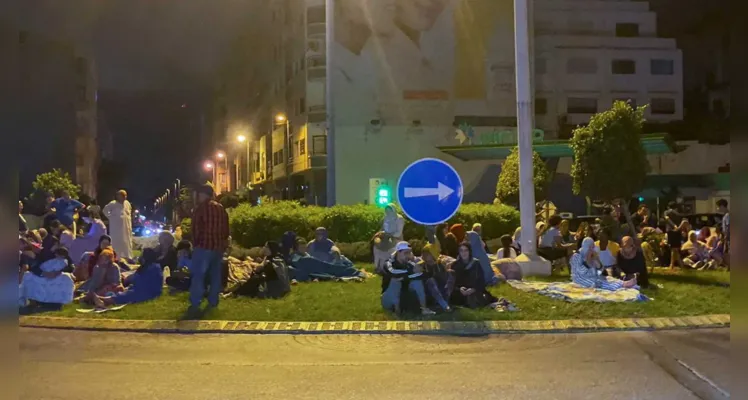 Pessoas se reúnem nas ruas de Casablanca, após um forte terremoto em Marrocos