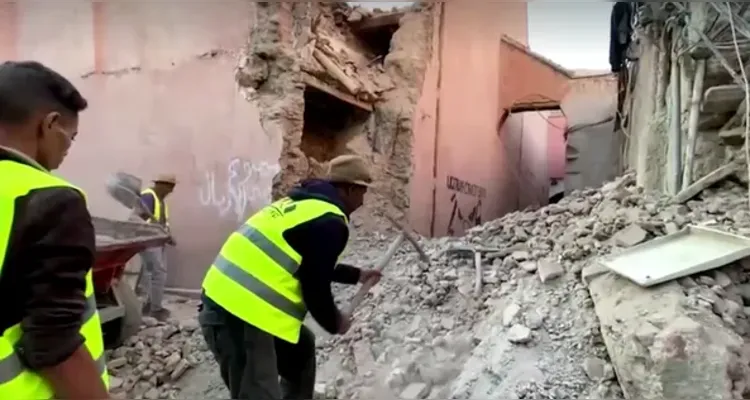 Membros da Defesa Civil procuram sobreviventes após forte terremoto no Marrocos