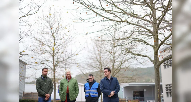  O objetivo da delegação estadual é tentar convencer a empresa alemã, que estuda a implantação de seu primeiro parque fabril no País, a escolher o Paraná como destino