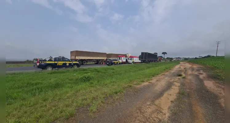Um grave acidente de trânsito aconteceu na manhã desta sexta-feira, na BR-376, na região do Pinheirinho, em Ponta Grossa