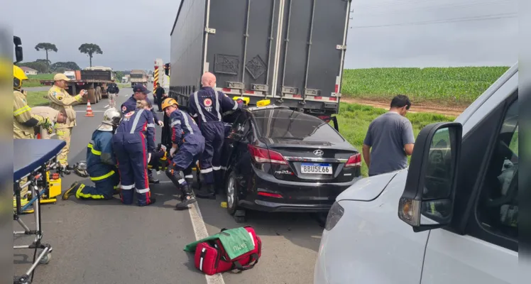Um grave acidente de trânsito aconteceu na manhã desta sexta-feira, na BR-376, na região do Pinheirinho, em Ponta Grossa