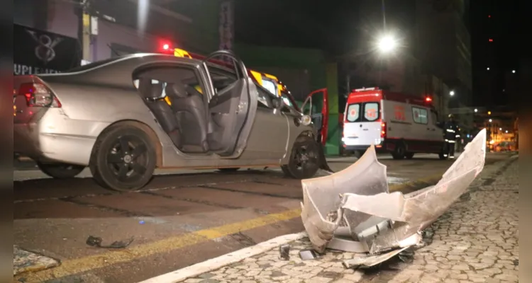 Um acidente envolvendo dois veículos na madrugada deste sábado (02), na região central de Ponta Grossa, deixou três pessoas feridas