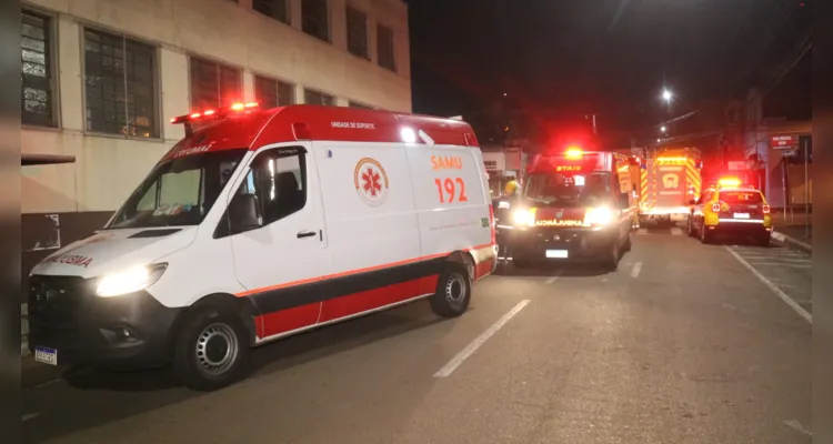 Um acidente envolvendo dois veículos na madrugada deste sábado (02), na região central de Ponta Grossa, deixou três pessoas feridas