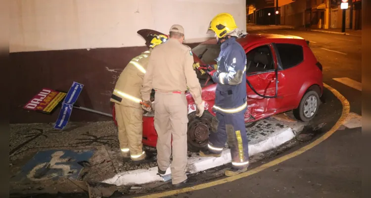 Um acidente envolvendo dois veículos na madrugada deste sábado (02), na região central de Ponta Grossa, deixou três pessoas feridas