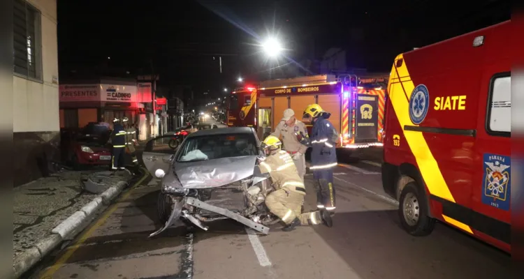 Um acidente envolvendo dois veículos na madrugada deste sábado (02), na região central de Ponta Grossa, deixou três pessoas feridas