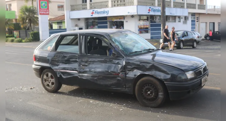 Quatro pessoas ficam feridas em acidente com ônibus na 'Cavalcanti'