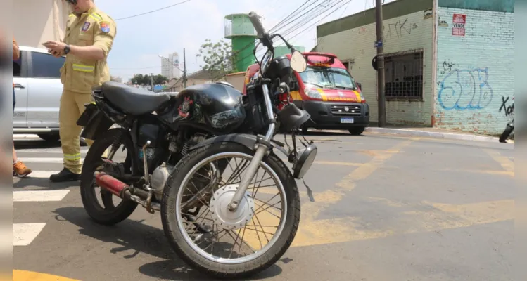 Um acidente de trânsito deixou um motociclista ferido, na manhã deste sábado (07), na região central de Ponta Grossa