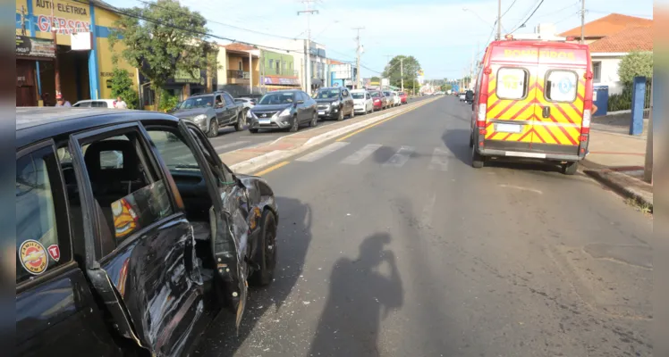 Quatro pessoas ficam feridas em acidente com ônibus na 'Cavalcanti'