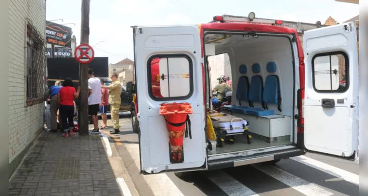 Um acidente de trânsito deixou um motociclista ferido, na manhã deste sábado (07), na região central de Ponta Grossa