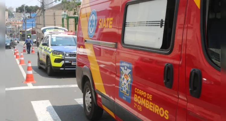 Um acidente de trânsito deixou um motociclista ferido, na manhã deste sábado (07), na região central de Ponta Grossa