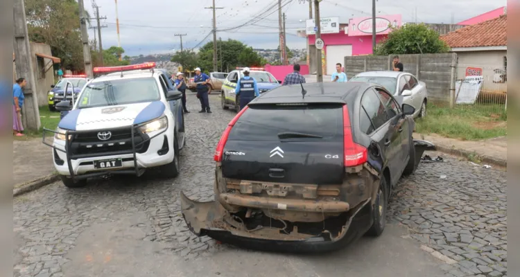 Acidente de trânsito envolve três veículos 