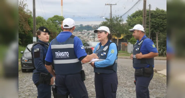 Acidente de trânsito envolve três veículos 