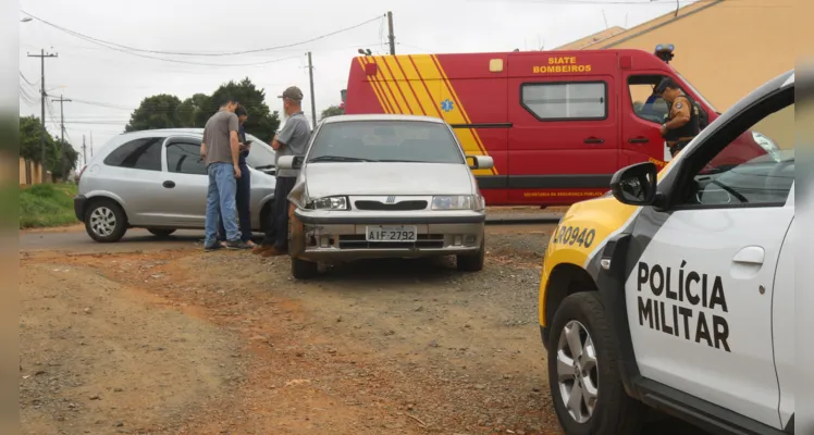 Um acidente na manhã deste sábado (09) entre as ruas Carlos de Carvalho e Vieira Fazenda, na Vila São Francisco, em Uvaranas, mobilizou equipes da PM e do Siate