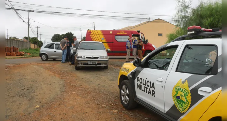 Um acidente na manhã deste sábado (09) entre as ruas Carlos de Carvalho e Vieira Fazenda, na Vila São Francisco, em Uvaranas, mobilizou equipes da PM e do Siate