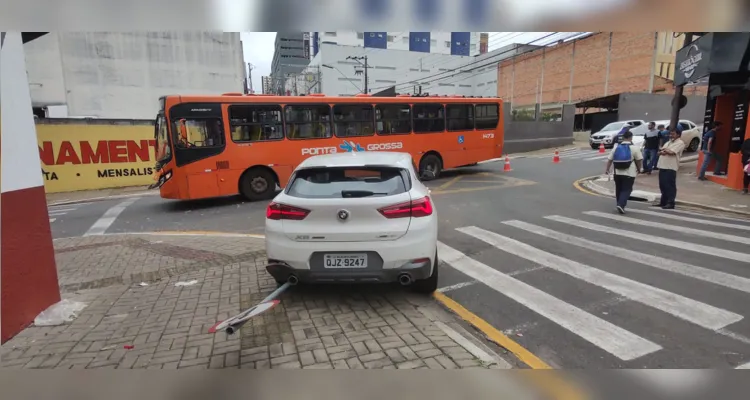 Acidente entre carro e ônibus aconteceu entre as ruas do Rosário e Santos Dumont.