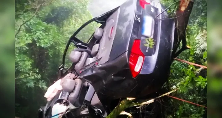 Carro Honda Civic tem placas de Araucária, na Região Metropolitana de Curitiba (RMC).