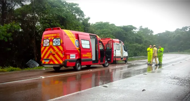 Equipes do Corpo de Bombeiros estiveram no local da ocorrência.