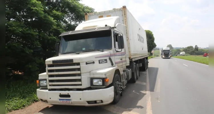 Caminhão vinha de Apucarana e tinha como destino a cidade de Itapoá (SC).