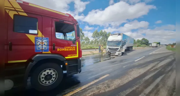 Caminhão atravessa canteiro central e atinge outros veículos