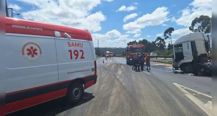 Caminhão atravessa canteiro central e atinge outros veículos