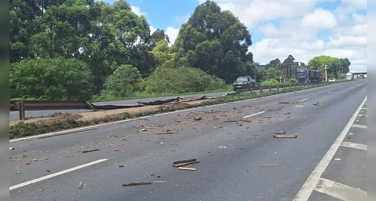 Caminhão atravessa canteiro central e atinge outros veículos