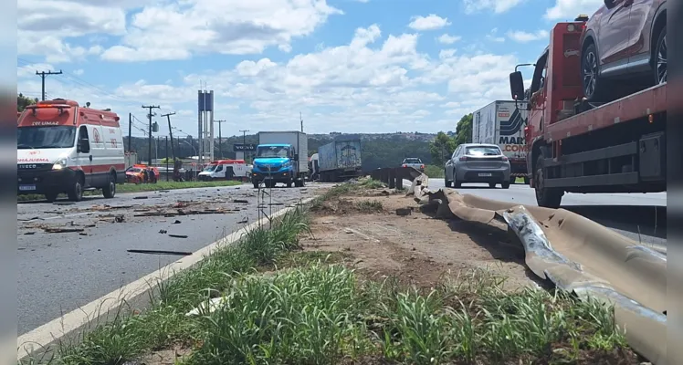 Caminhão atravessa canteiro central e atinge outros veículos