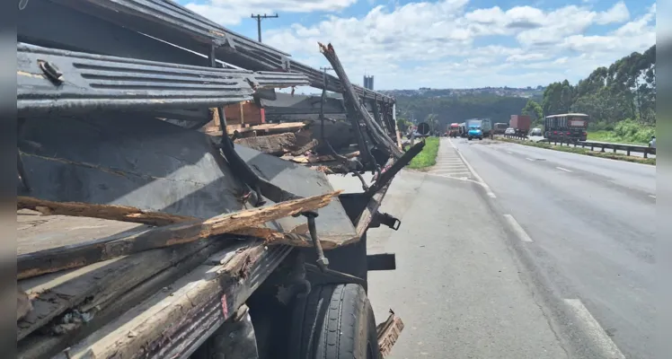 Caminhão atravessa canteiro central e atinge outros veículos